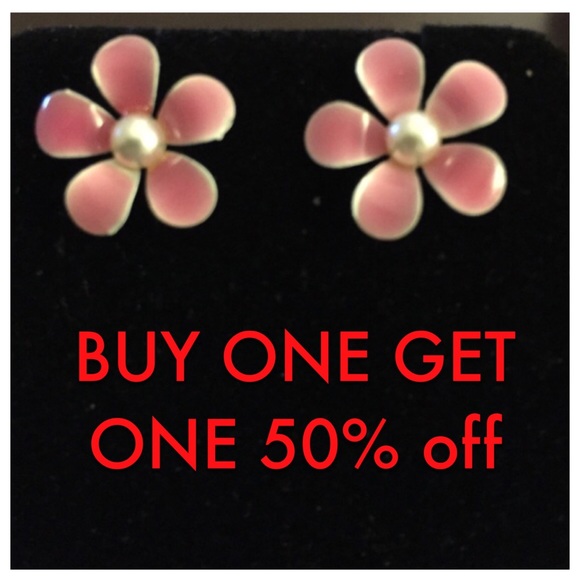 Jewelry - 🆕Pink and Pearl earrings