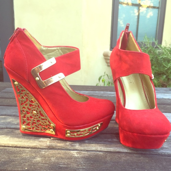 Red wedges with gold accents