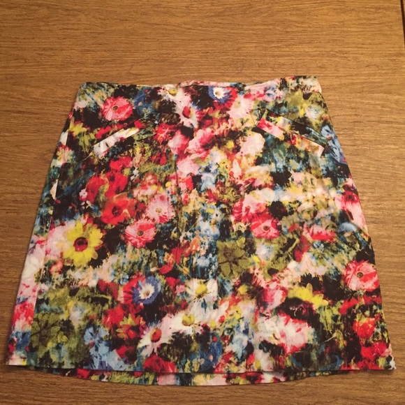 Floral skirt with faux pockets.