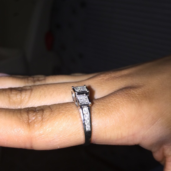 diamond ring - Picture 2 of 4