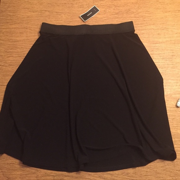 Black skirt. Elastic waistband.