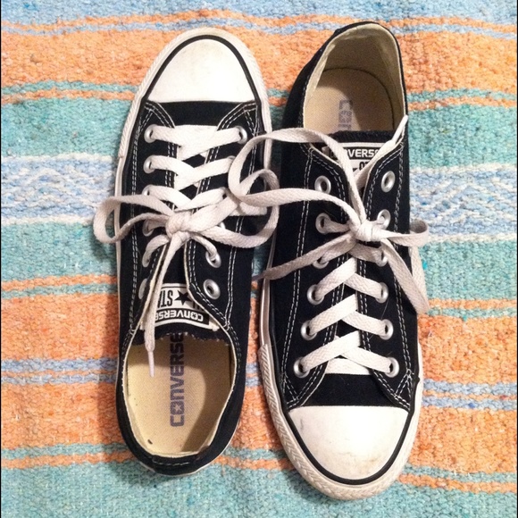 Women's black low top converse size.8