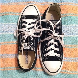 Women's black low top converse size.8