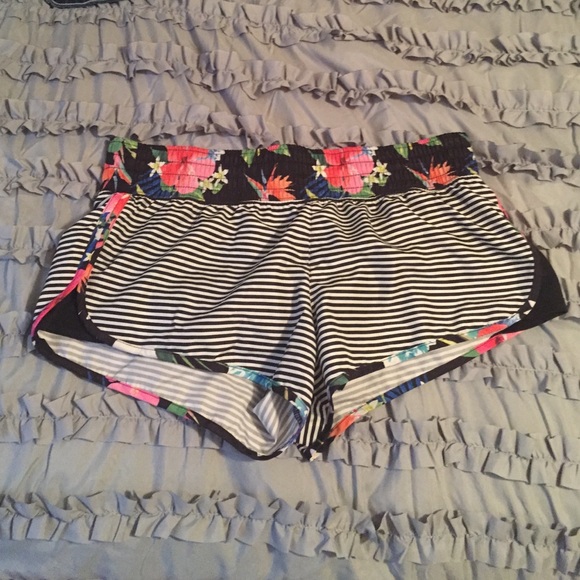 topical flower trim striped shorts