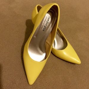 Yellow pumps