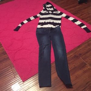 A white and navy blue sweater with Skinny jeans