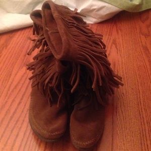 Minnetonka Fringe Boots size 8