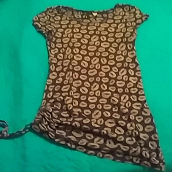 Cute shirt with lips on it