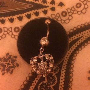 Belly button piercing: dangly heart with jewel