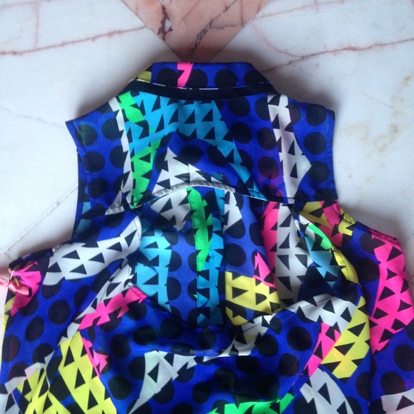 Geometric pattern button up tank - Picture 3 of 3