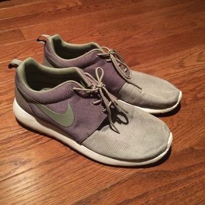Size 11 Nike roshe run running shoe green/grey