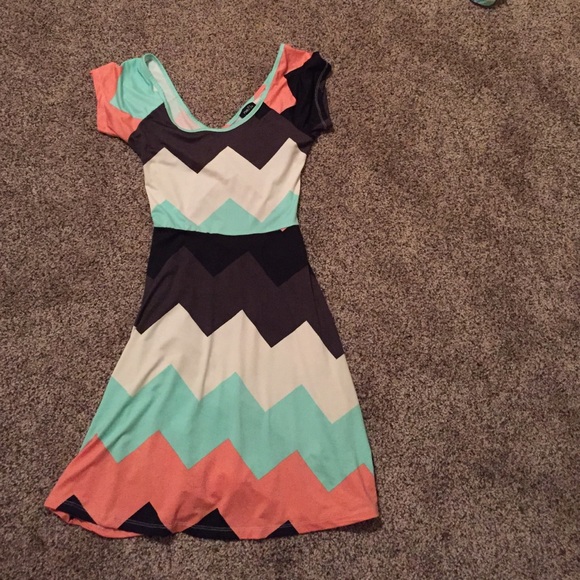 chevron dress with cutout back 💗