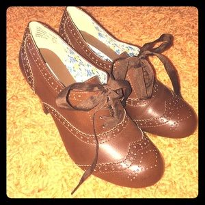 New American Eagle Oxford Style Brown Pumps