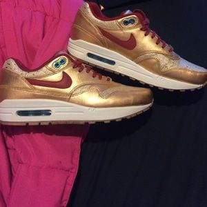 NIKE WMNS AIR MAX 1 “BHM” GOLD