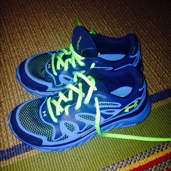 Boys under armor sneakers Sz 1.5