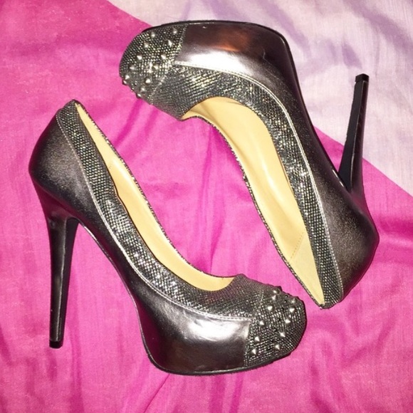 🎉😊NEW Studded Silver High Heels.