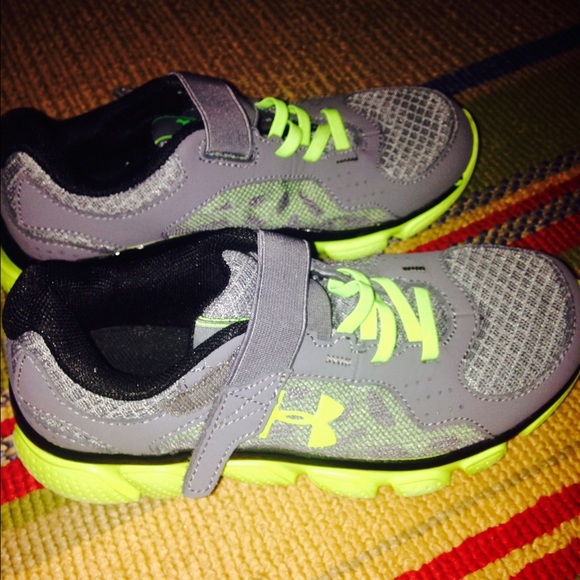Boys under armor sneakers Sz 1