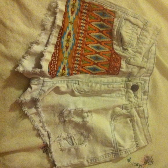 High waisted shorts with patterned pocket