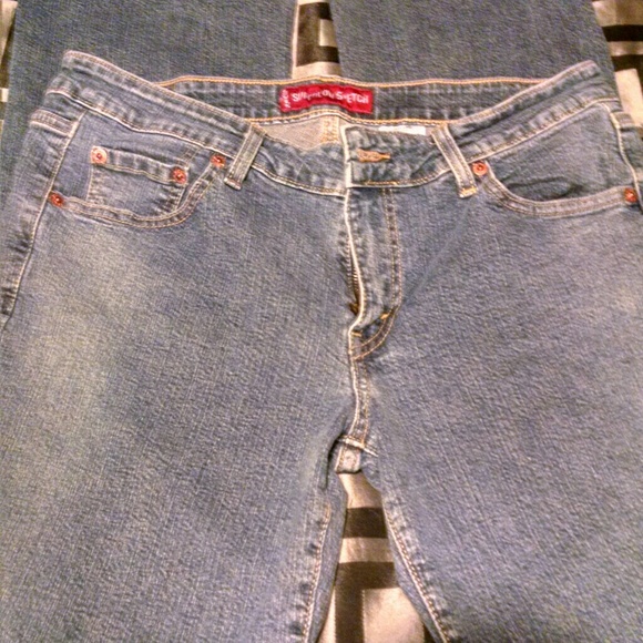 Levis - Picture 3 of 3