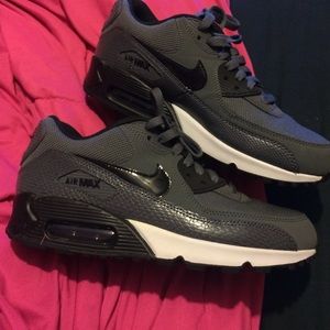 Nike WMNS Air Max 90 “Grey Snake”
