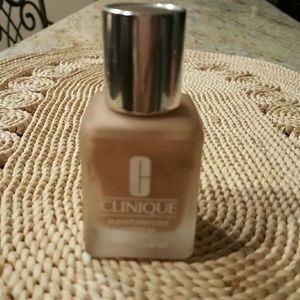 Clinique  superbalanced  makeup foundation