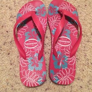 Hot pink floral Havaianas brand flip flops.