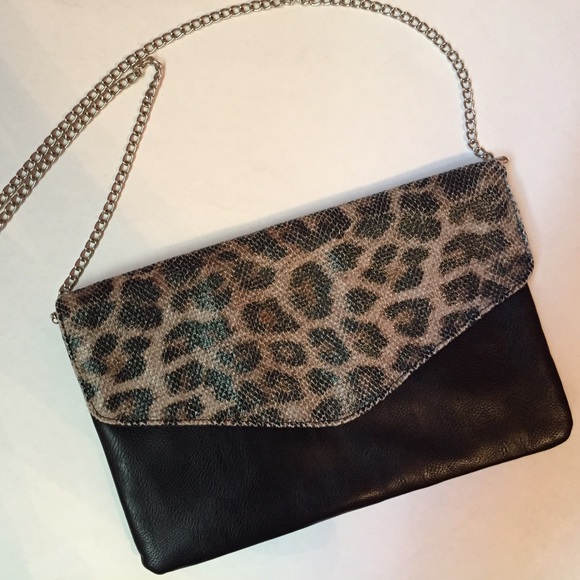 🎉😊Leopard clutch purse w/ silver chain.