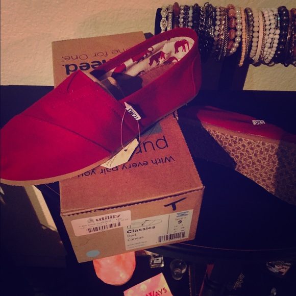 Stylish red Toms❤️