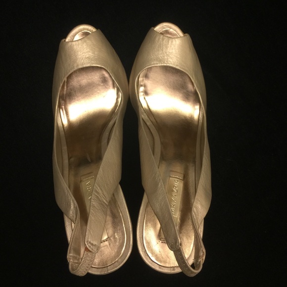 FINAL SALE 🎉Gold BCBG High Heels size 10B/40 😍❤️