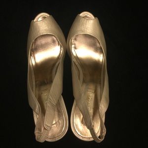 FINAL SALE 🎉Gold BCBG High Heels size 10B/40 😍❤️