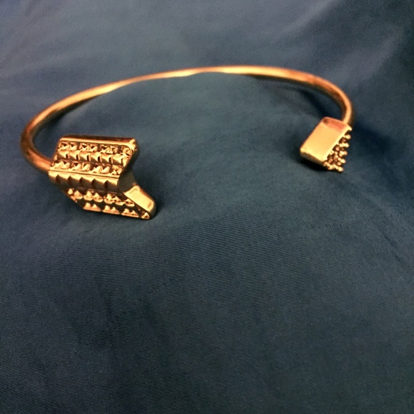 🎉HP🎉 Gorgeous gold toned arrow bracket cuff - Picture 2 of 4
