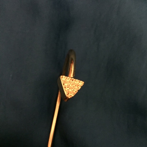🎉HP🎉 Gorgeous gold toned arrow bracket cuff - Picture 3 of 4