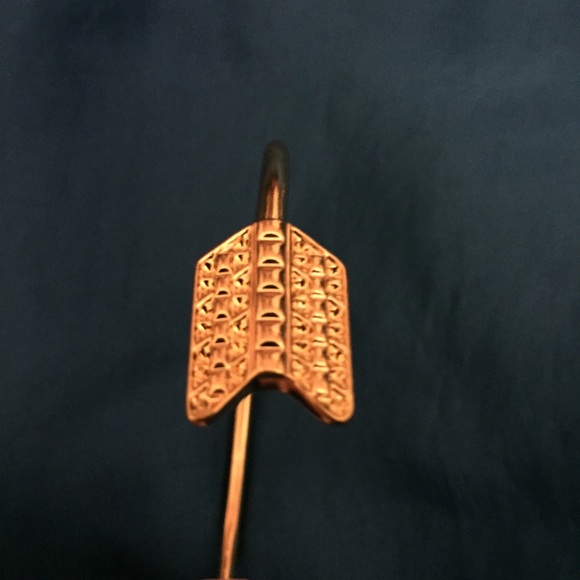 🎉HP🎉 Gorgeous gold toned arrow bracket cuff - Picture 4 of 4