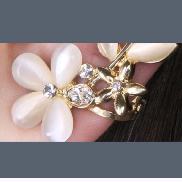 Chic Floral Crystal Left Ear Clip - Picture 2 of 3