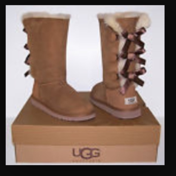 LOOKING‼️ for Bailey Bow Chestnut Uggs