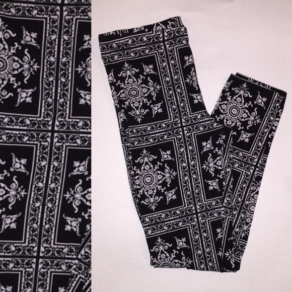 🎉😊Printed black and white leggings..