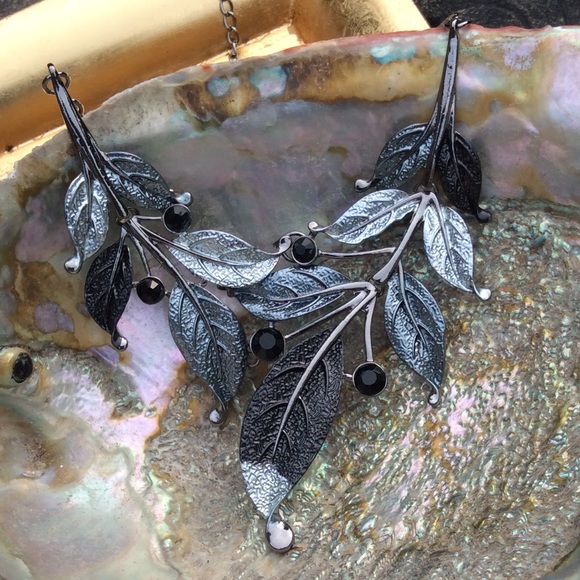 Shades of grey statement necklace set