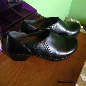 Black danskos-- 🔹Sale🔹 TODAY ONLY $35 !