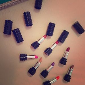 8 mini Kat Von D lipsticks !