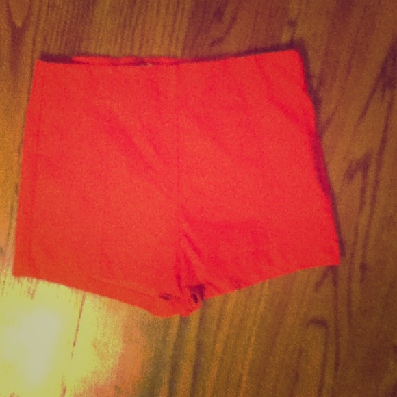 High-waisted red shorts❤