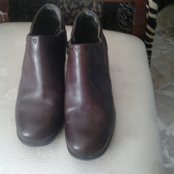 Like new inside zipper brown leather