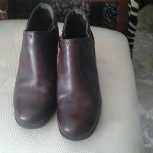 Like new inside zipper brown leather