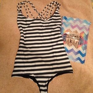 ✨MAKE AN OFFER✨Moana Zippy Zebra Onsie