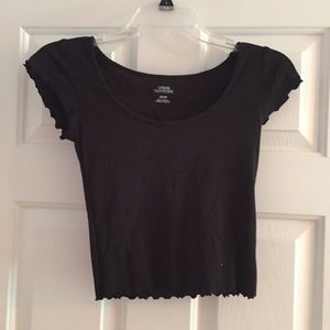 Black ruffle hem crop top!