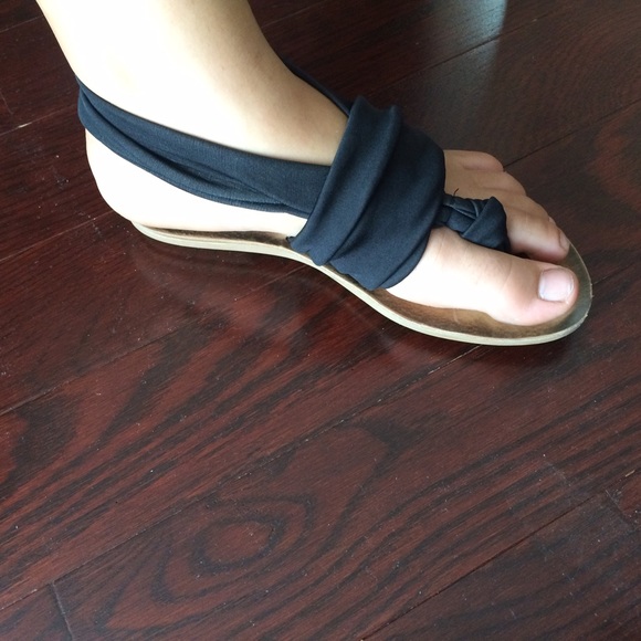 Strap sandals