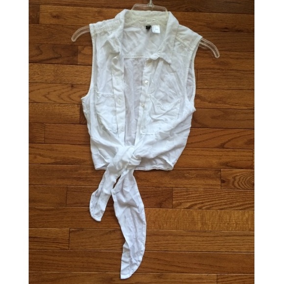 Sleeveless button up