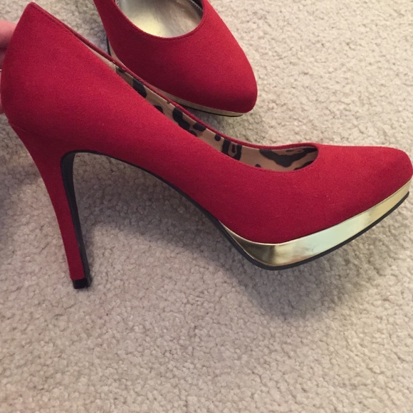 Red high heel shoes - Picture 3 of 4