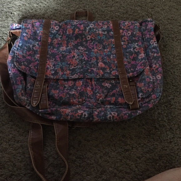 Messenger bag.