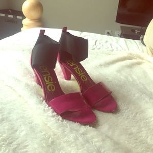 Kensie magenta heels with black strap