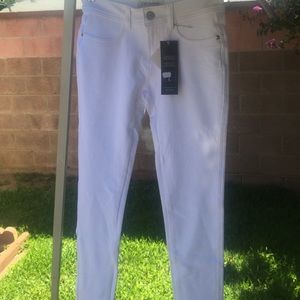 White skinny jegging